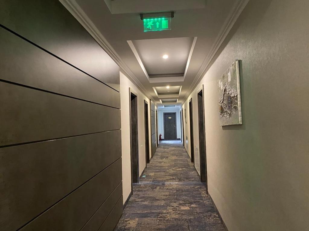 Hotel Yarus Plus Ploiesti Bagian luar foto