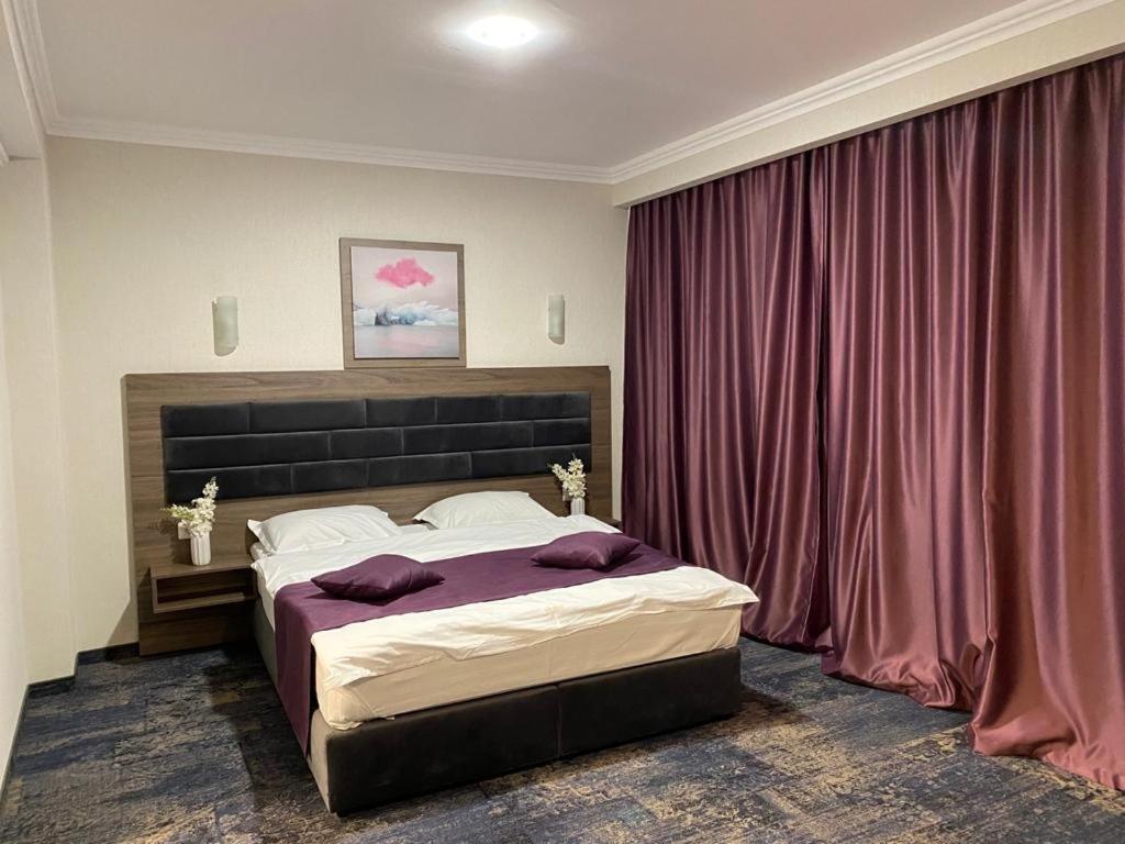 Hotel Yarus Plus Ploiesti Bagian luar foto