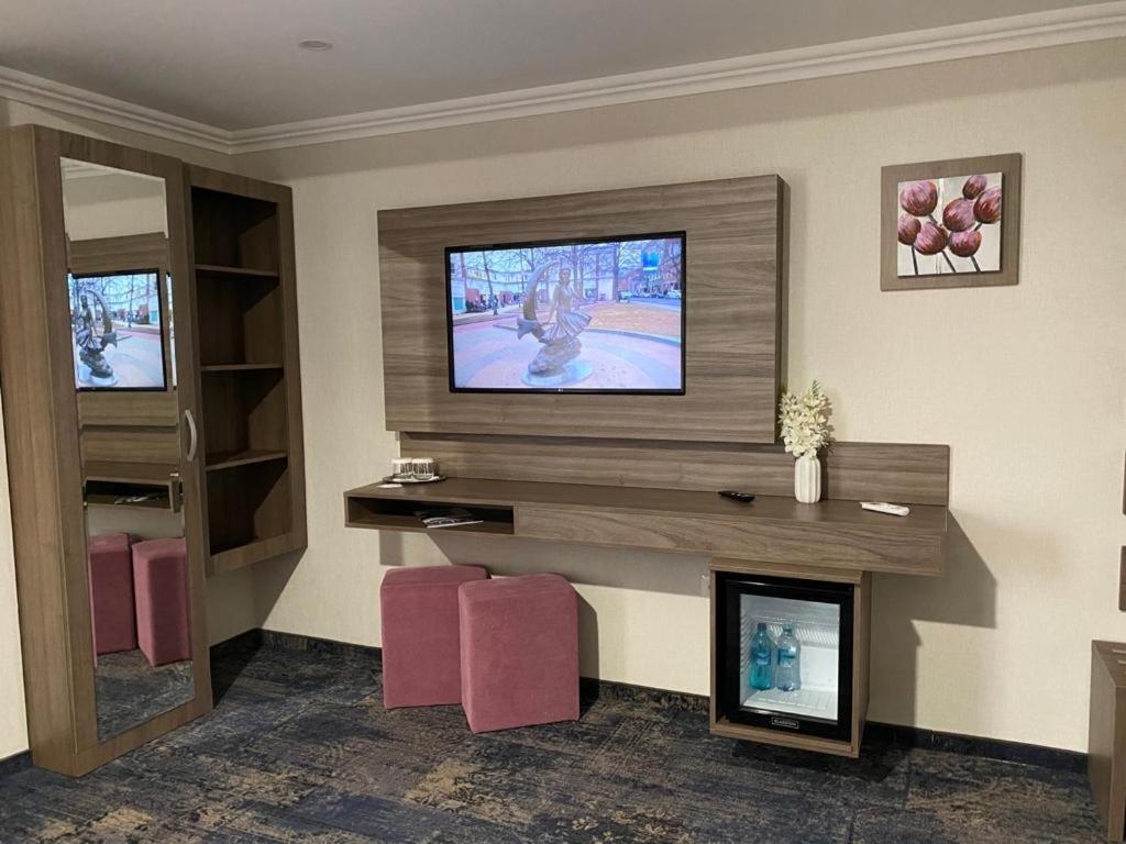 Hotel Yarus Plus Ploiesti Bagian luar foto