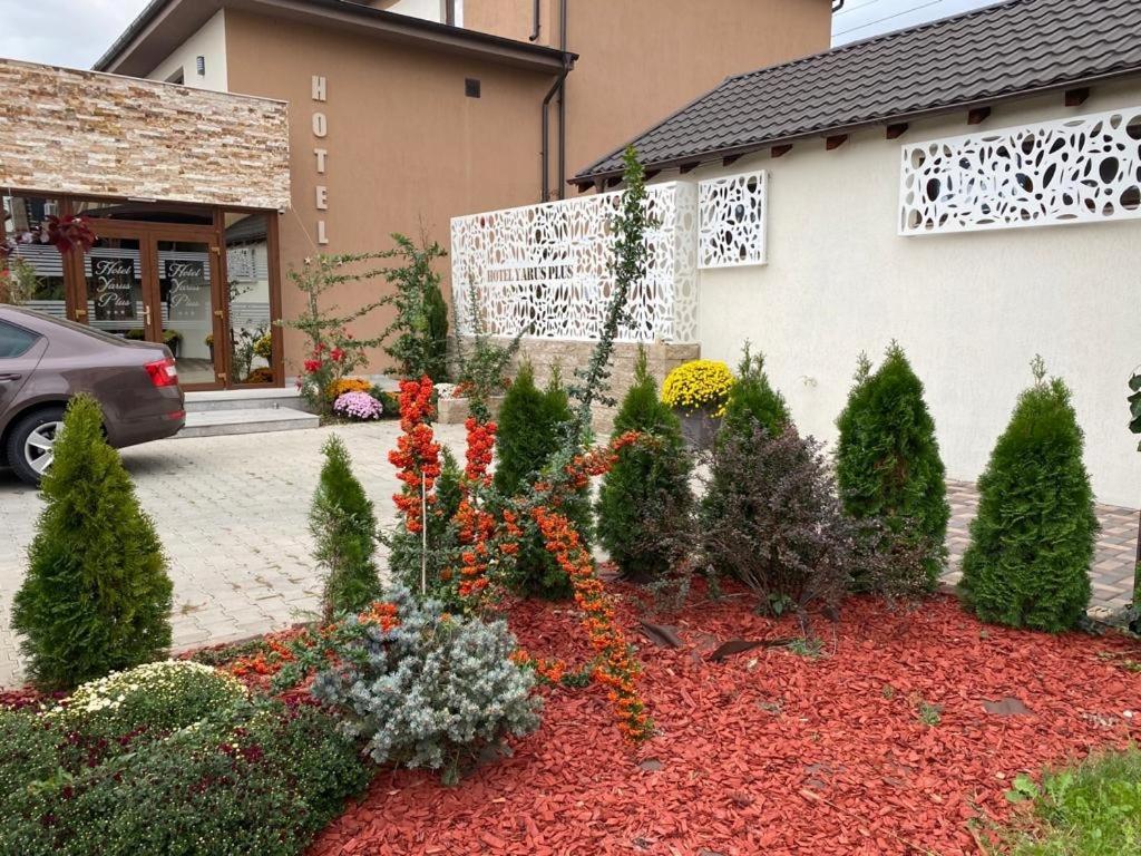 Hotel Yarus Plus Ploiesti Bagian luar foto