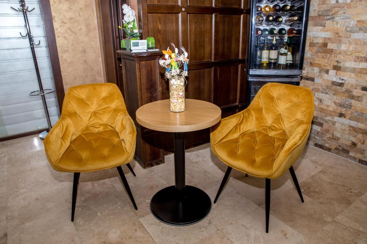 Hotel Yarus Plus Ploiesti Bagian luar foto