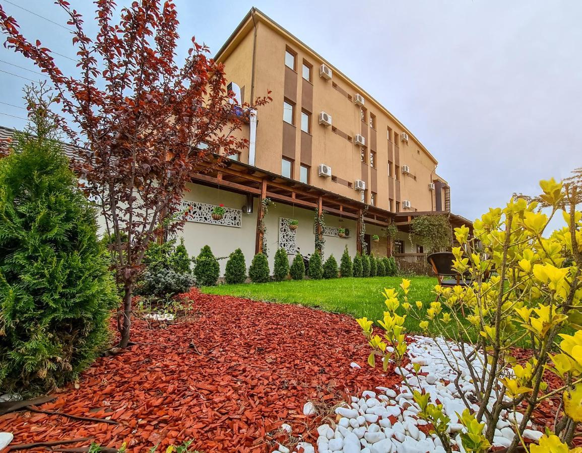 Hotel Yarus Plus Ploiesti Bagian luar foto