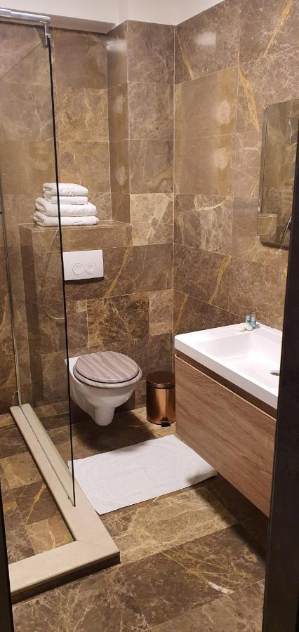 Hotel Yarus Plus Ploiesti Bagian luar foto