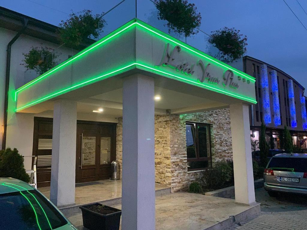 Hotel Yarus Plus Ploiesti Bagian luar foto