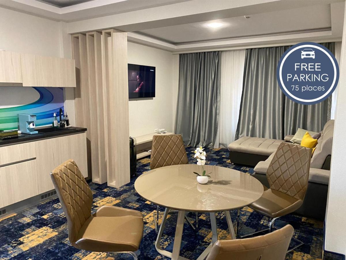 Hotel Yarus Plus Ploiesti Bagian luar foto
