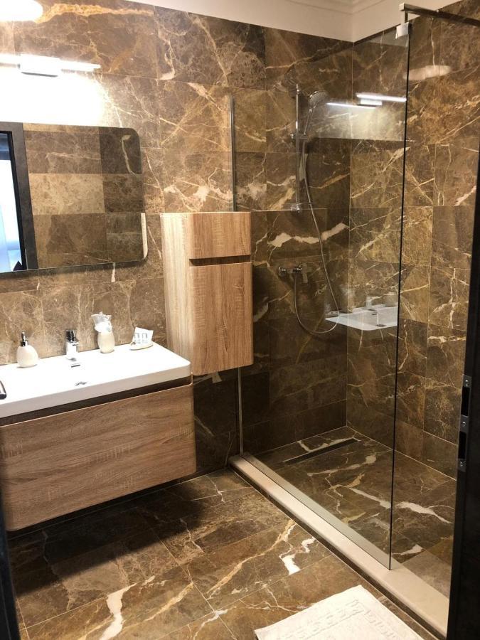 Hotel Yarus Plus Ploiesti Bagian luar foto
