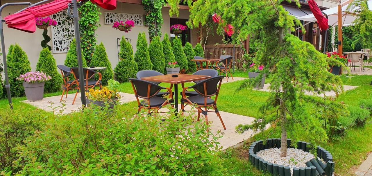 Hotel Yarus Plus Ploiesti Bagian luar foto