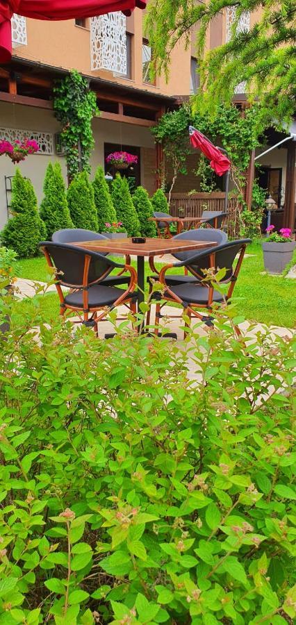 Hotel Yarus Plus Ploiesti Bagian luar foto