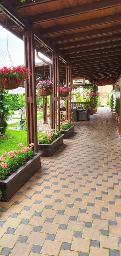 Hotel Yarus Plus Ploiesti Bagian luar foto