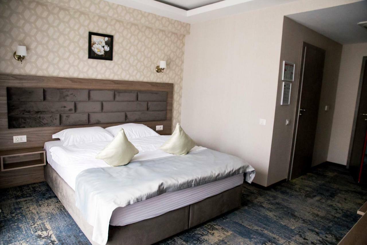 Hotel Yarus Plus Ploiesti Bagian luar foto