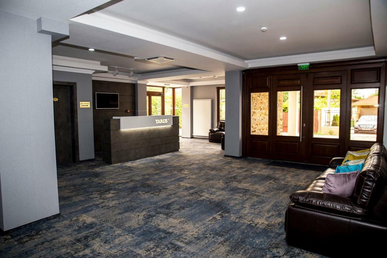 Hotel Yarus Plus Ploiesti Bagian luar foto