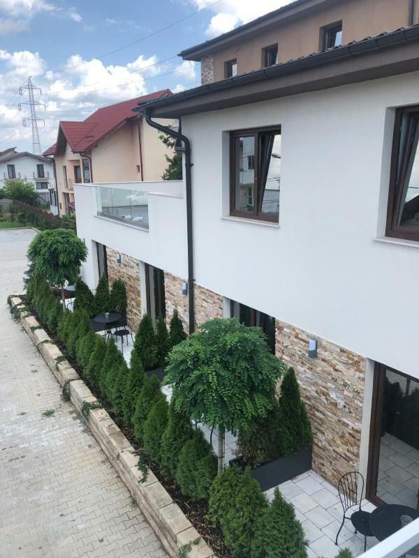 Hotel Yarus Plus Ploiesti Bagian luar foto