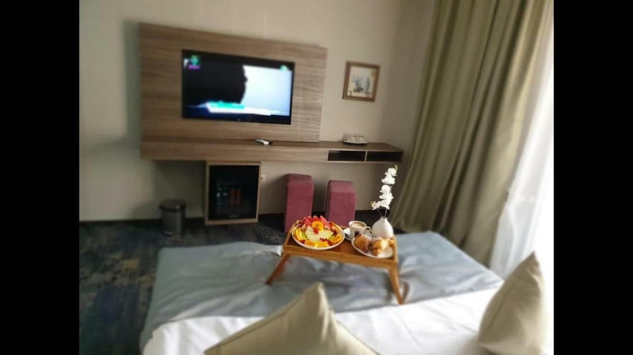 Hotel Yarus Plus Ploiesti Bagian luar foto