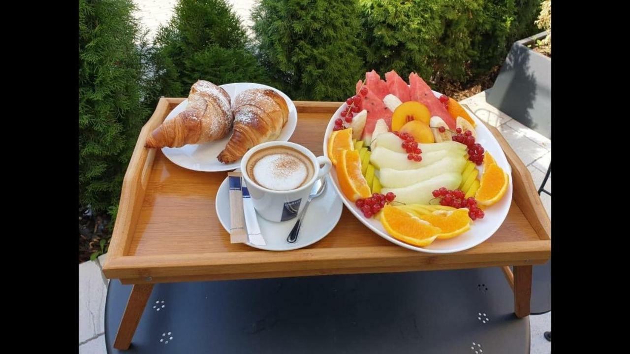 Hotel Yarus Plus Ploiesti Bagian luar foto