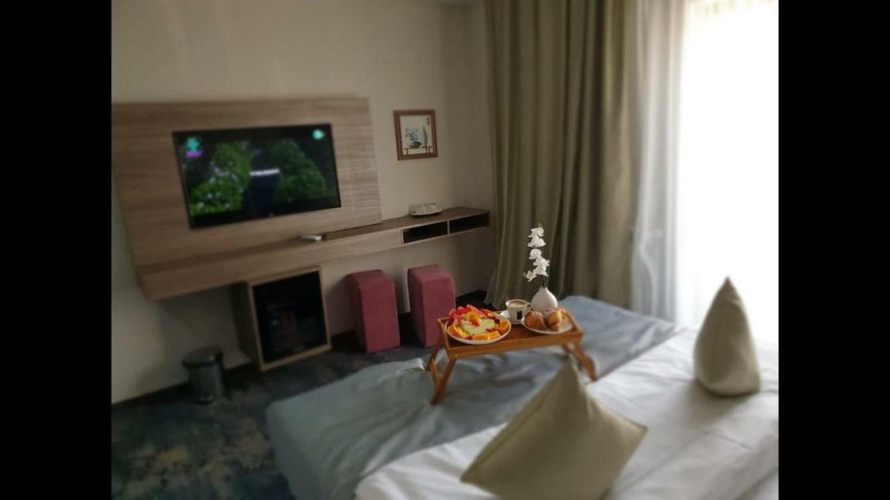 Hotel Yarus Plus Ploiesti Bagian luar foto