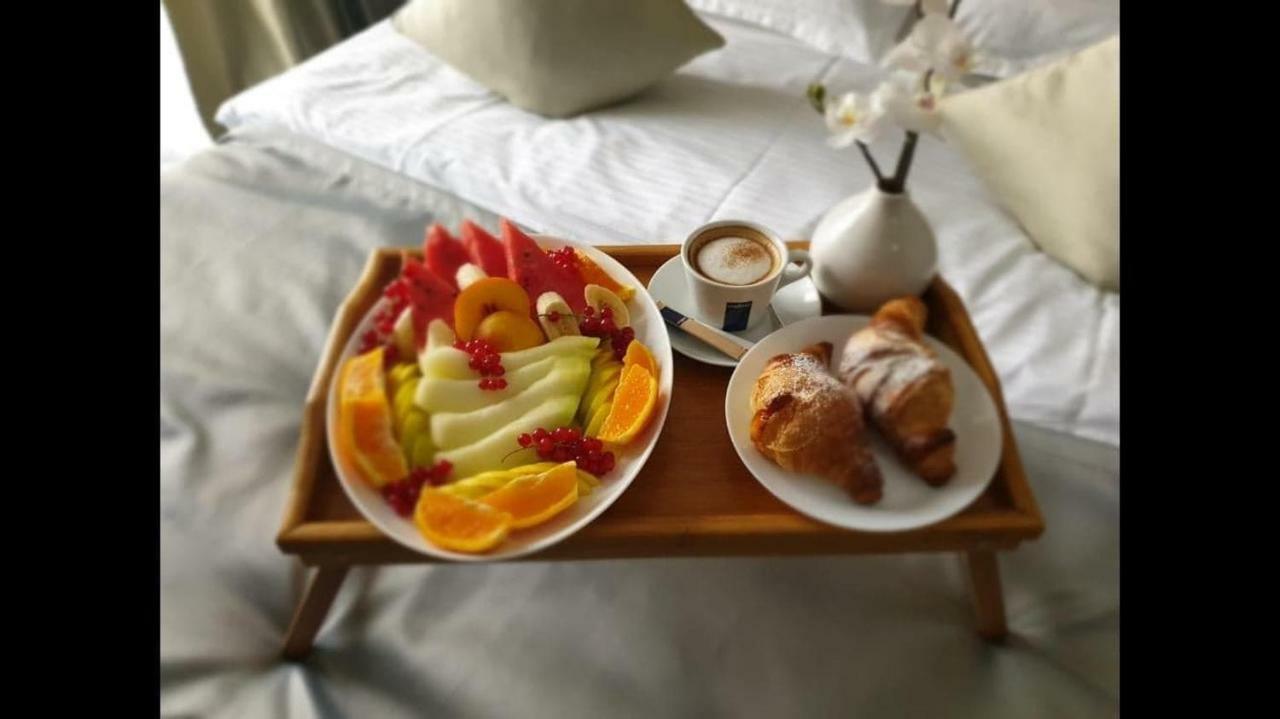 Hotel Yarus Plus Ploiesti Bagian luar foto