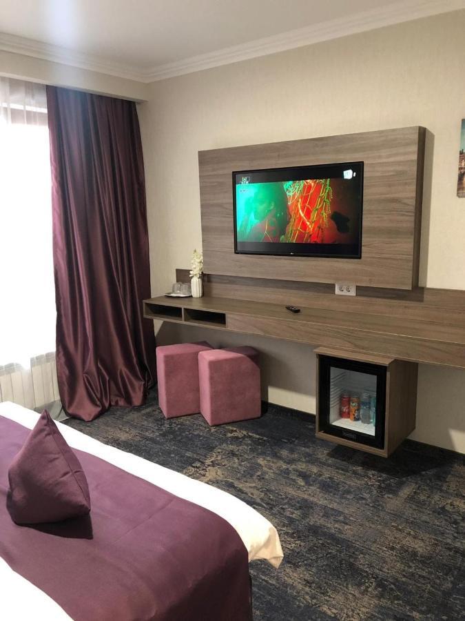 Hotel Yarus Plus Ploiesti Bagian luar foto