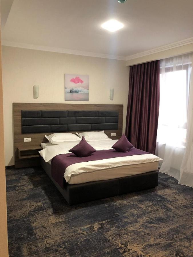 Hotel Yarus Plus Ploiesti Bagian luar foto