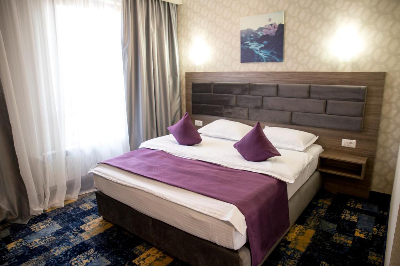 Hotel Yarus Plus Ploiesti Bagian luar foto