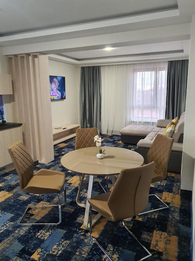 Hotel Yarus Plus Ploiesti Bagian luar foto