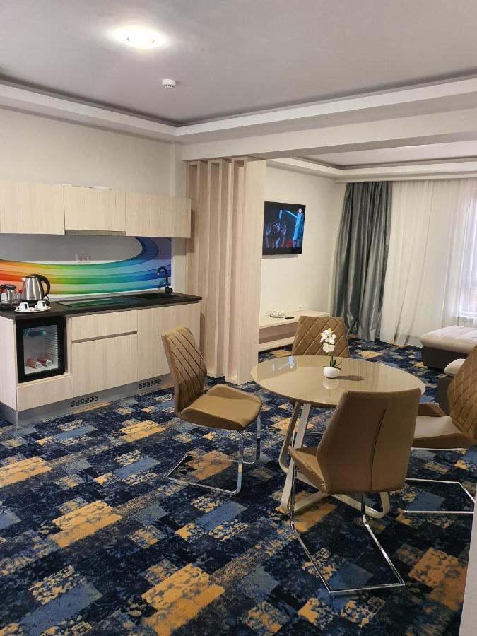 Hotel Yarus Plus Ploiesti Bagian luar foto