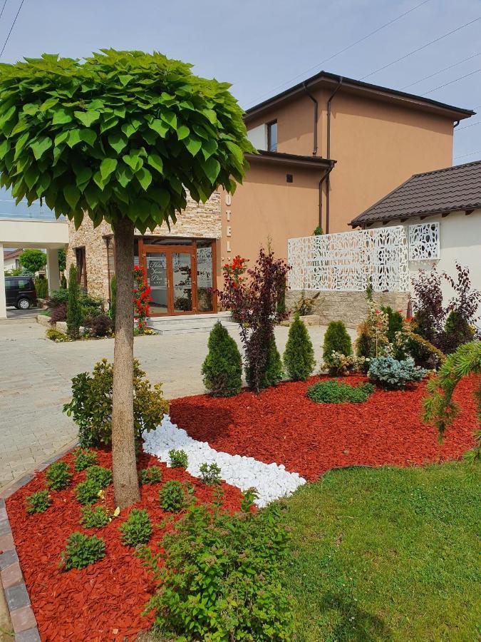 Hotel Yarus Plus Ploiesti Bagian luar foto